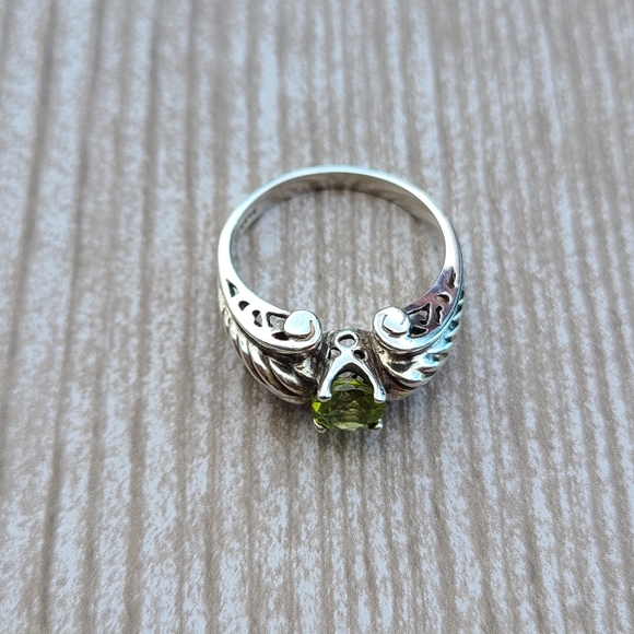 Vintage .5ct Round Cut Peridot Silver Scroll Size 8.5 Ring - Picture 2 of 8